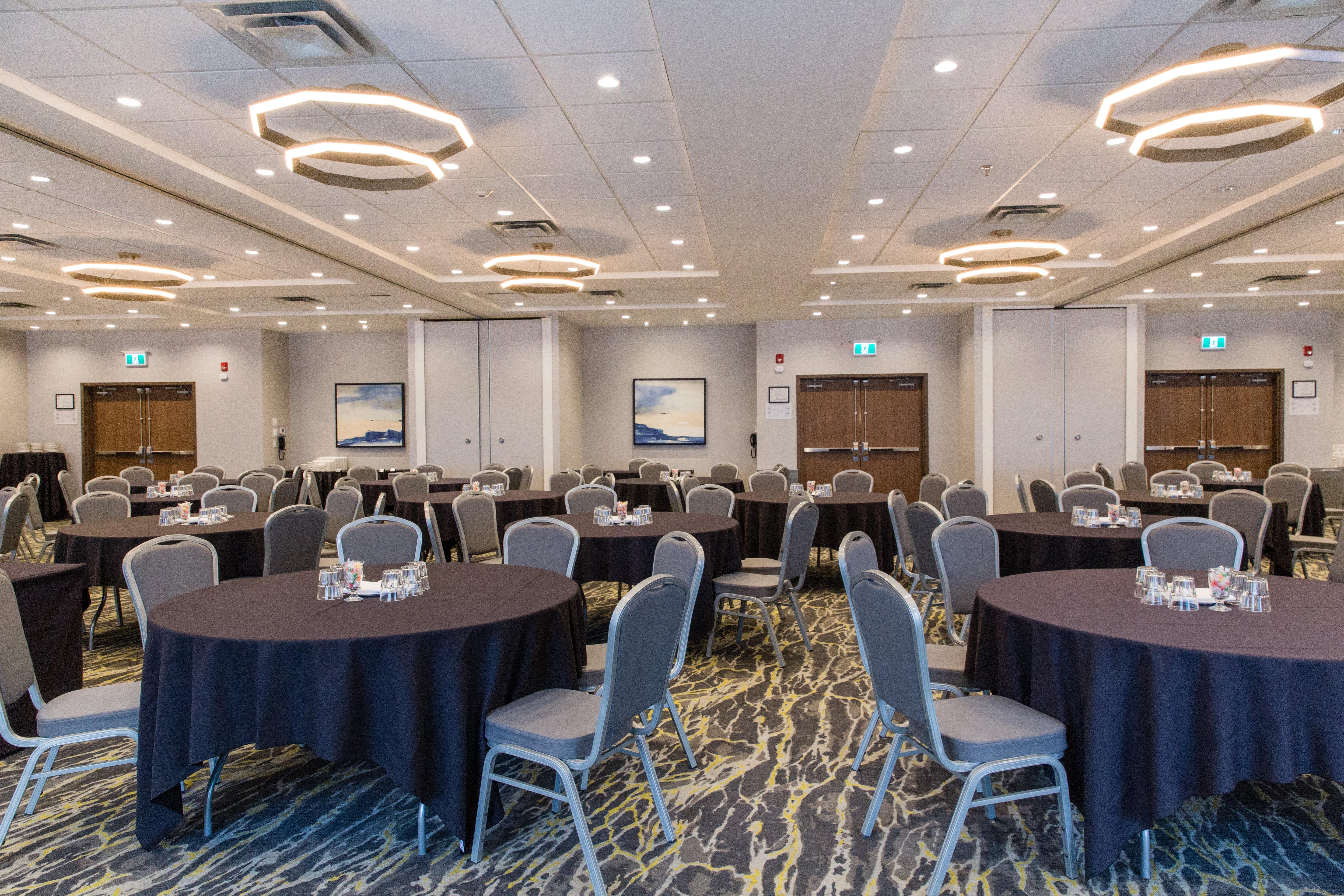Holiday Inn Calgary South Conference Center Exterior photo